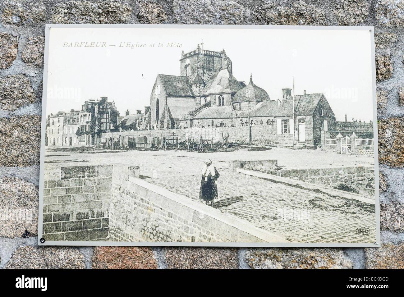 Francia, Manche, Cotentin, Barfleur, etiquetados Les Plus Beaux aldeas de France (Los pueblos más bellos de Francia), archivo de fotos junto al puerto Foto de stock