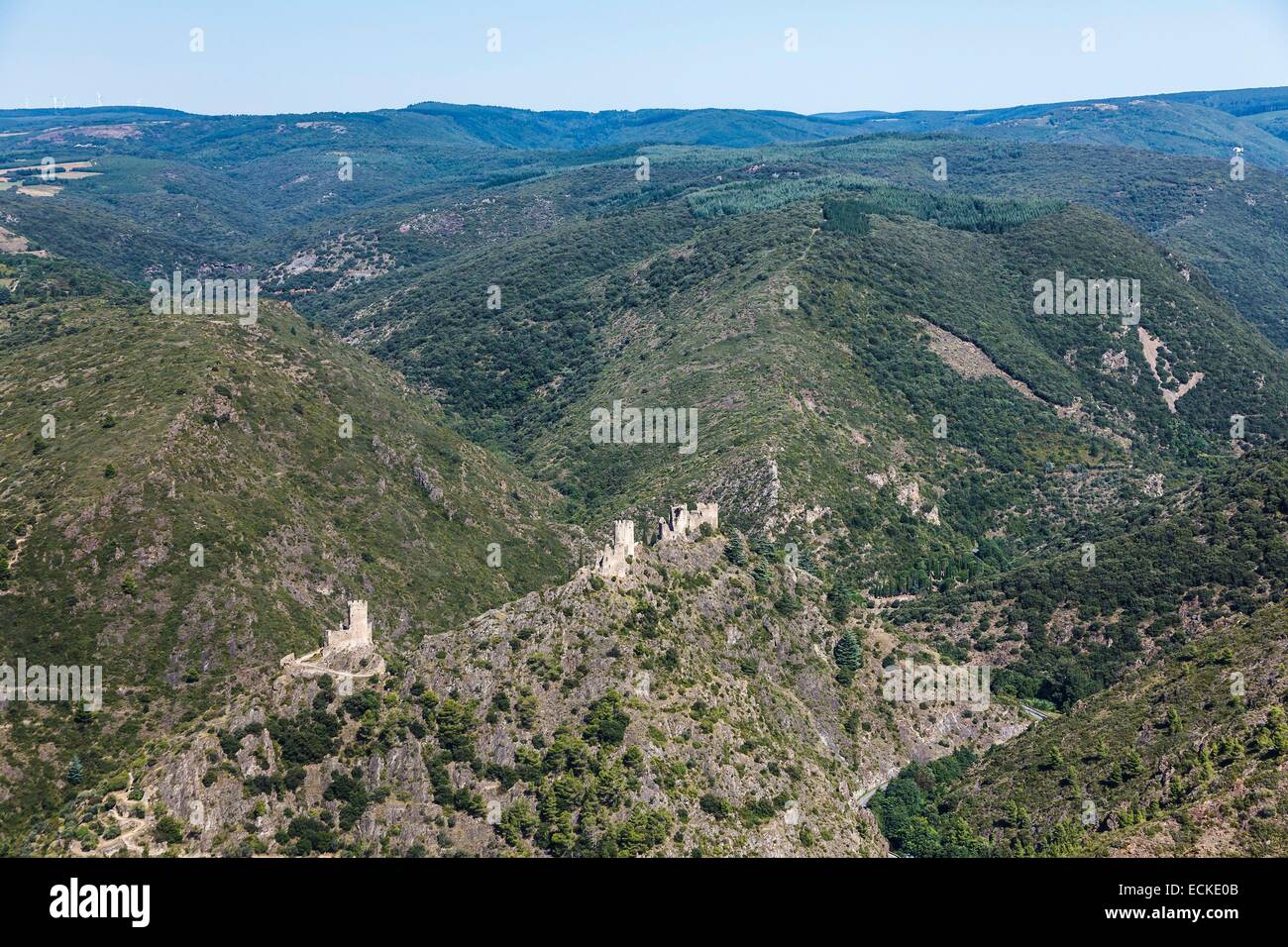 Francia Aude, Lastours, Les Quatre Vieux castillos antes de la Montagne Noire Hills (vista aérea) Foto de stock