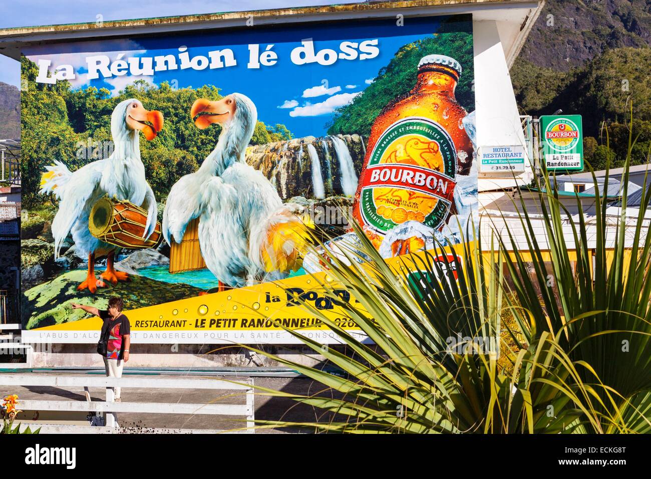 Francia, la Isla de la reunión, el Parque Nacional de la Reunion (la reunión), Parque Nacional de Circo de Cilaos, catalogada como Patrimonio de la Humanidad por la UNESCO, Cilaos, paisaje urbano, escena callejera de mujeres turistas delante de una señal de publicidad de una marca de cerveza local. Foto de stock