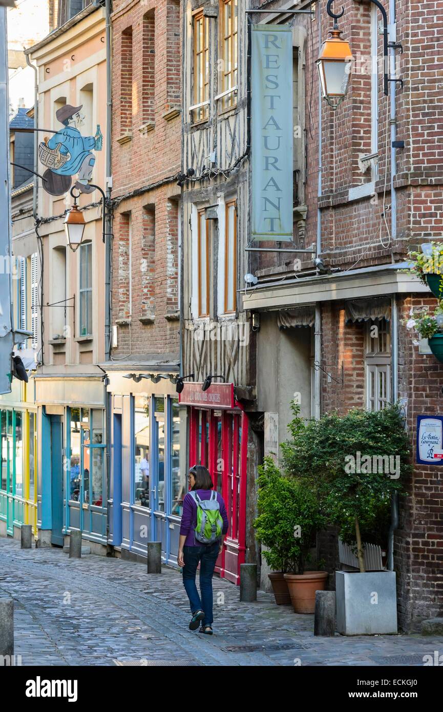 Francia, Calvados Pays d'Auge, Honfleur, Homme de Bois street Foto de stock