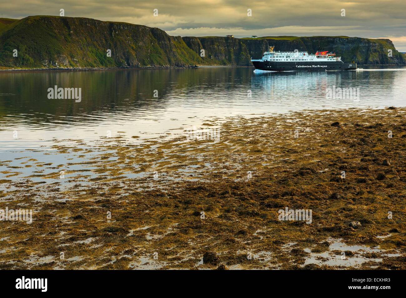 Reino Unido, Escocia, Isla de Skye, Uig, horizontal, Transporte Ferry Marina navegando a lo largo de los acantilados Foto de stock