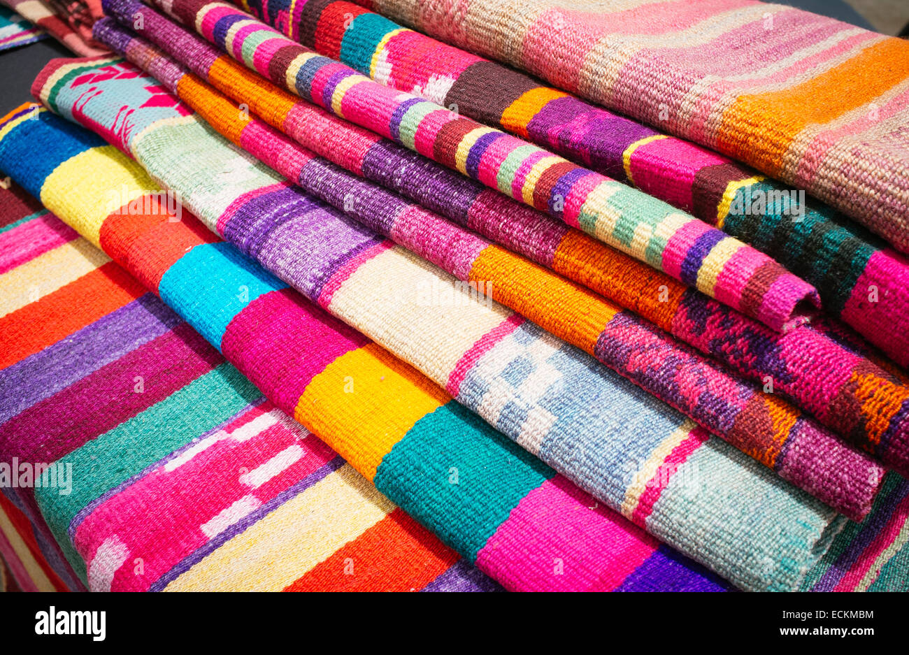 Coloridas telas tejidas a telar indijena artesanía latina Foto de stock