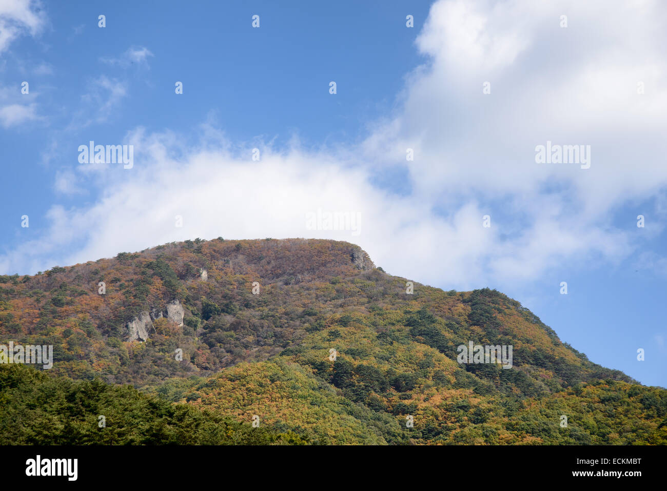 Vista de la cima de la montaña con los colores de otoño en octubre en Corea Foto de stock