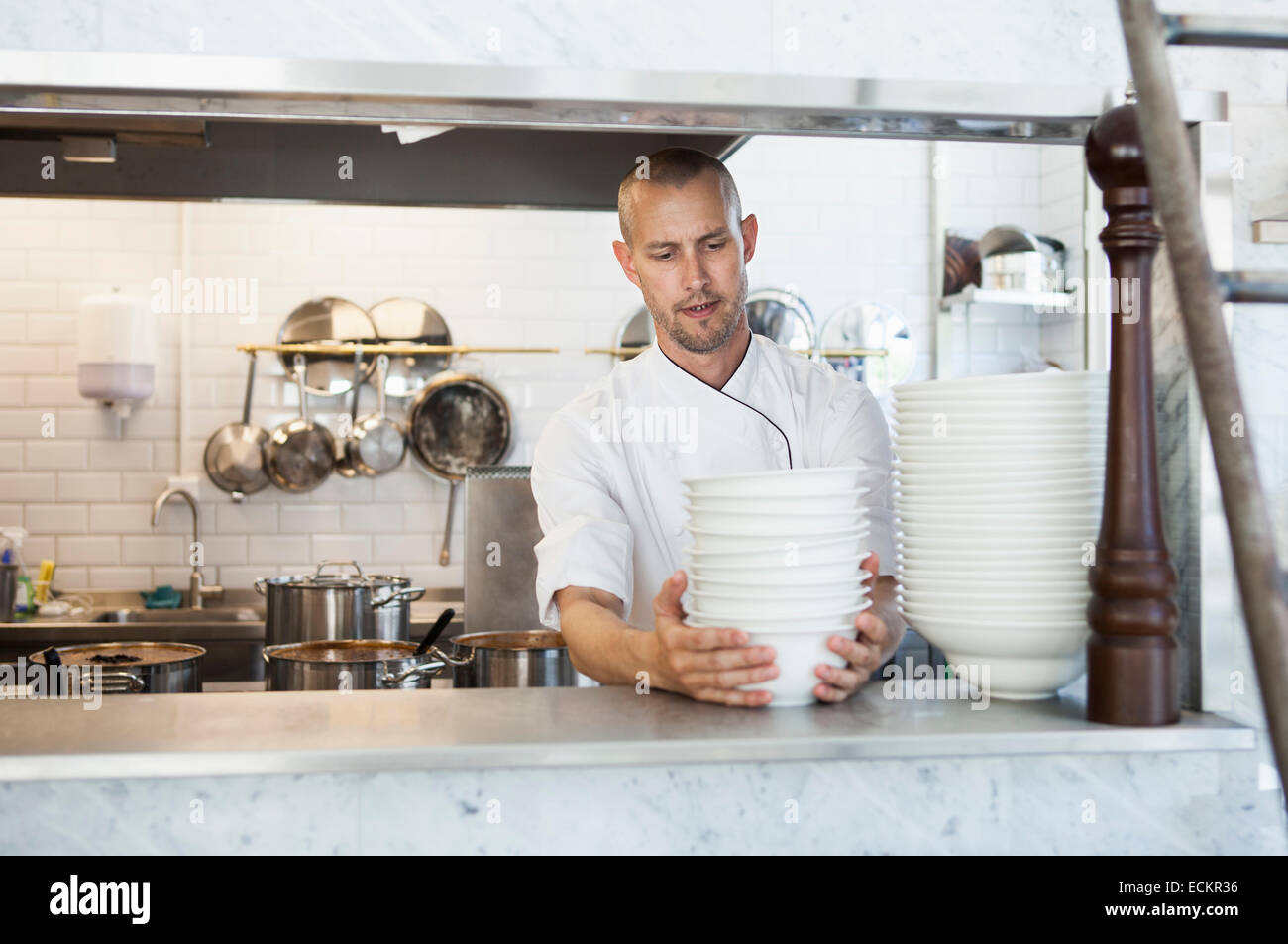 Chef Organizar Cuencos De Cocina De Restaurante Fotografia De Stock Alamy