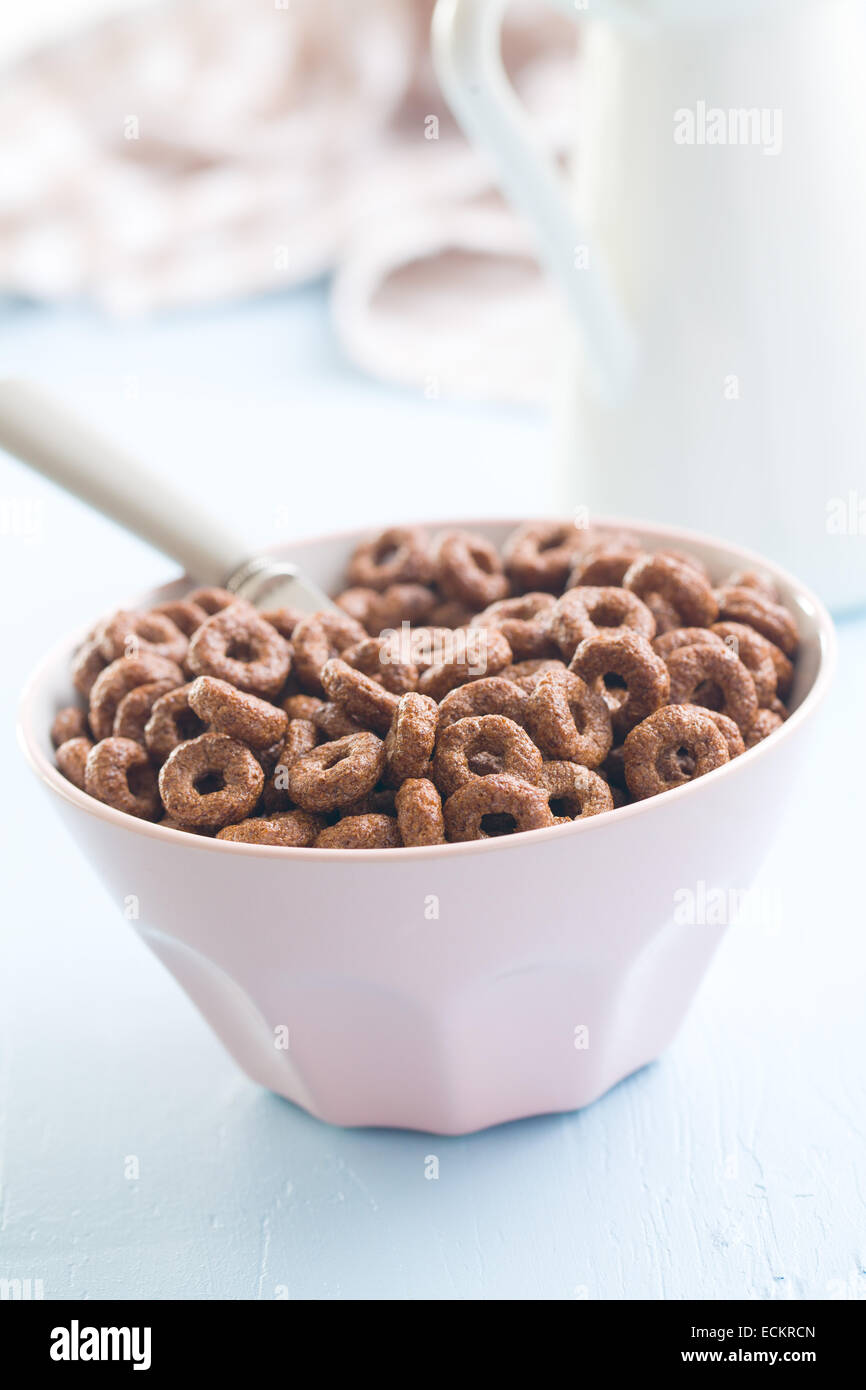 Anillos en el tazón de cereales de chocolate Foto de stock