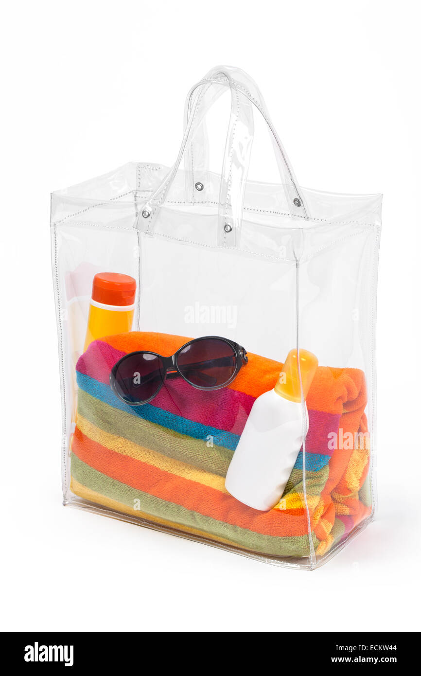 bolsa transparente de plástico con accesorios de playa, en blanco Fotografía stock - Alamy
