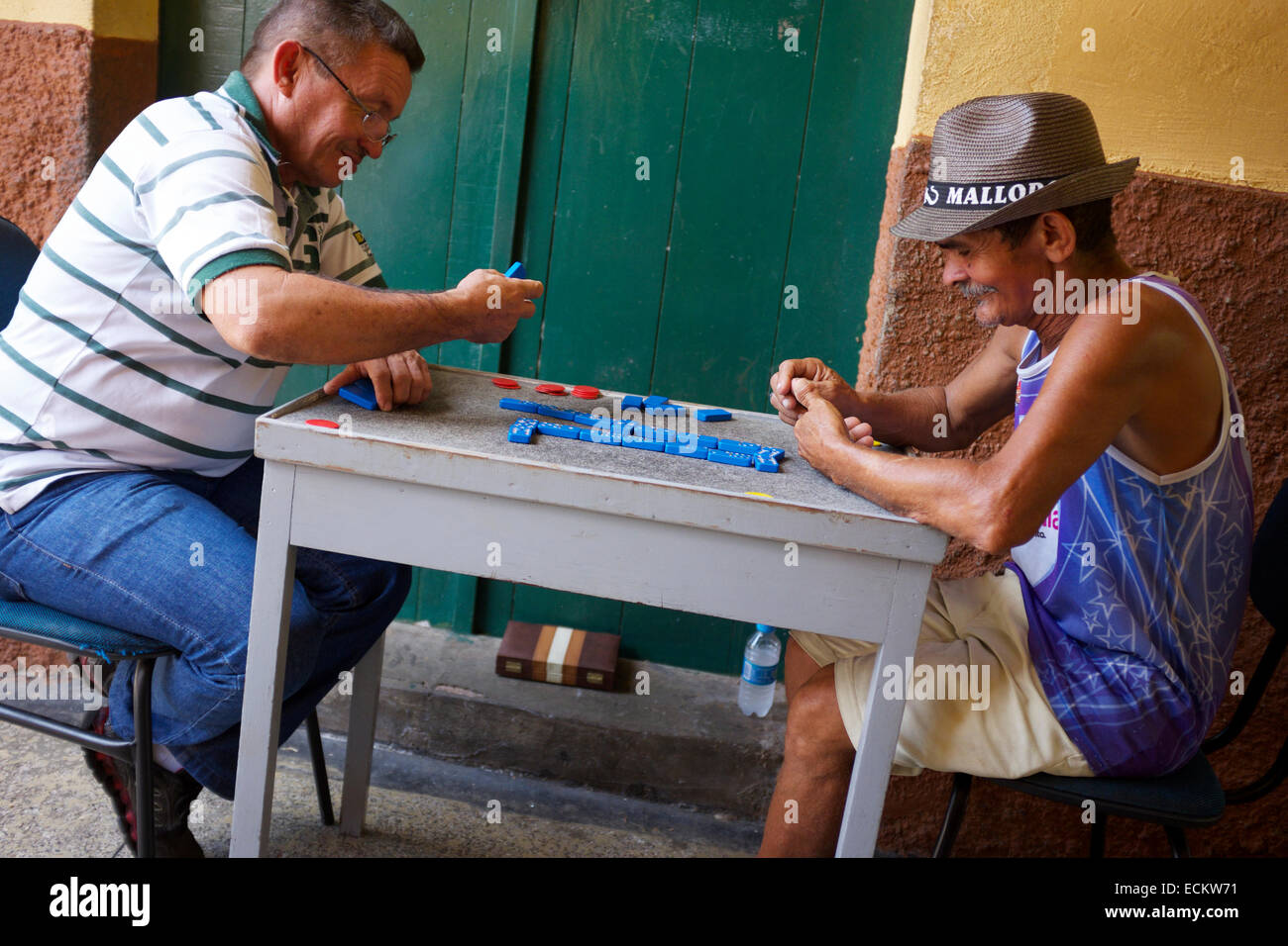 Jugando dominó en la calle fotografías e imágenes de alta resolución - Alamy