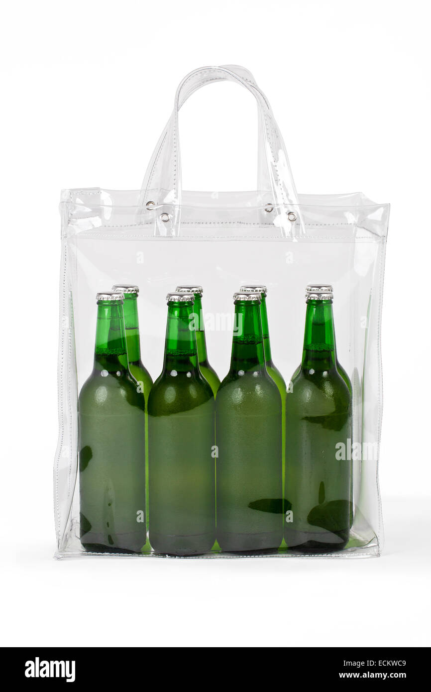 Varias cervezas frías en una bolsa de plástico, con recorrido de trabajo  Fotografía de stock - Alamy