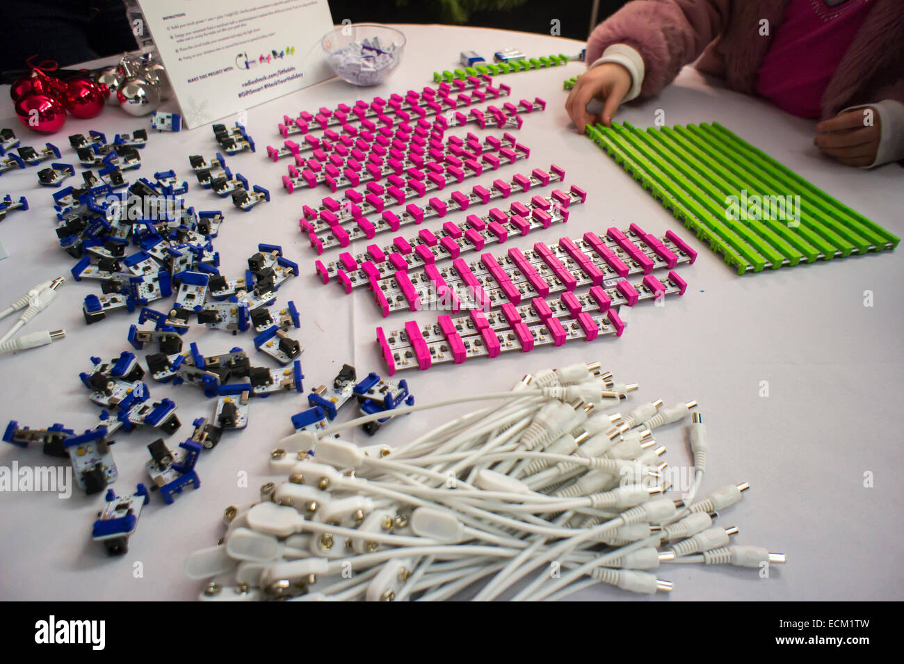 RadioShack patrocina una demostración de tecnología LittleBits en un evento en Nueva York el sábado, 13 de diciembre de 2014. El minorista se unió con LittleBits para promover la empresa kits de bricolaje que le permiten automatizar su hogar gadgets para conectarse a la "Internet de las cosas" (IoT). Varios módulos se conectan entre sí para convertir sus aparatos analógicos en nube de dispositivos inteligentes conectados. RadioShack vende los dispositivos esperando revitalizarse como el lugar para DIY tech geeks. (© Richard B. Levine) Foto de stock
