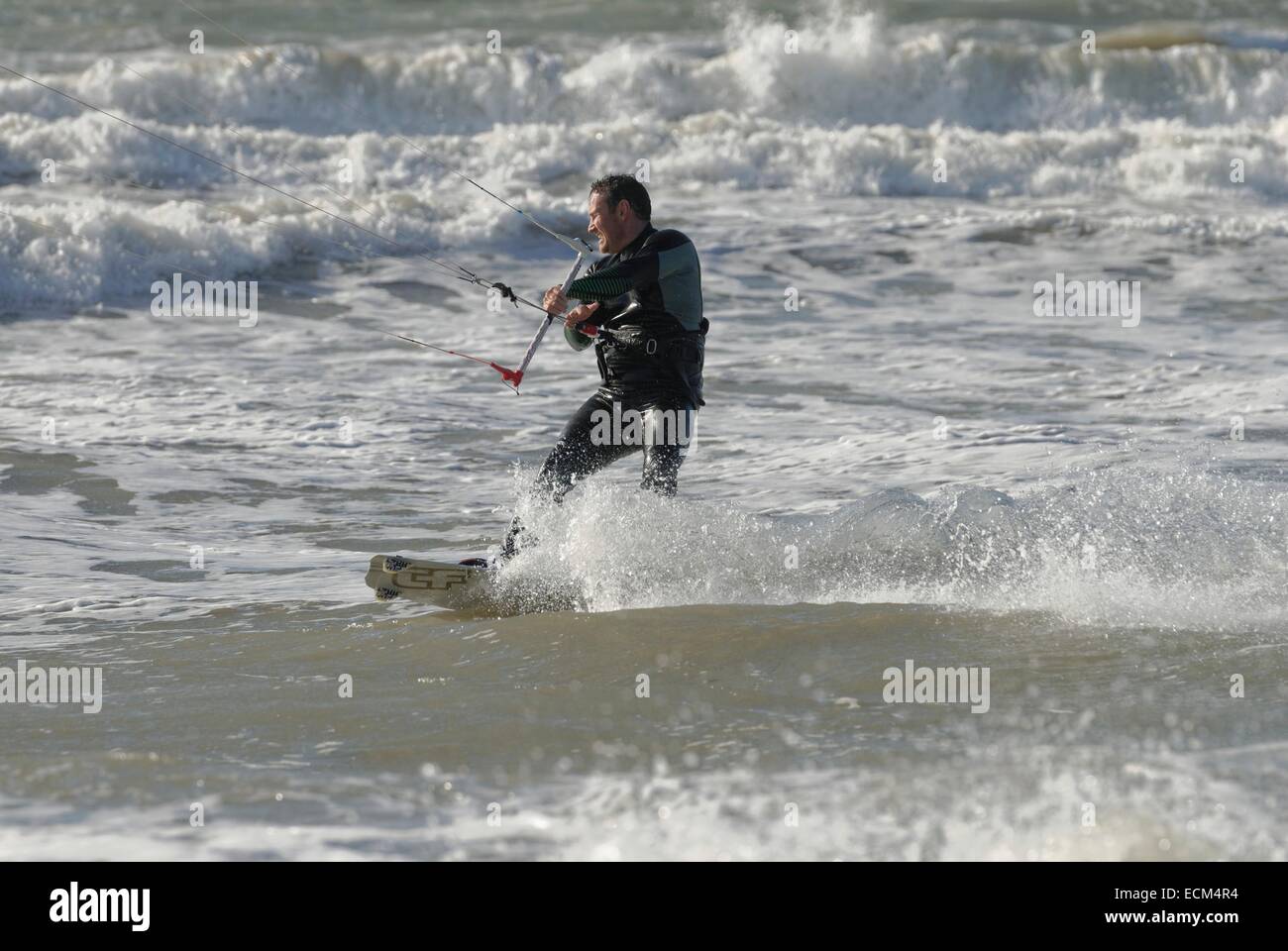 Kitesurf en fuertes vientos un gran mar en Porth Neigwl, Gales del Norte, Islas Británicas Foto de stock