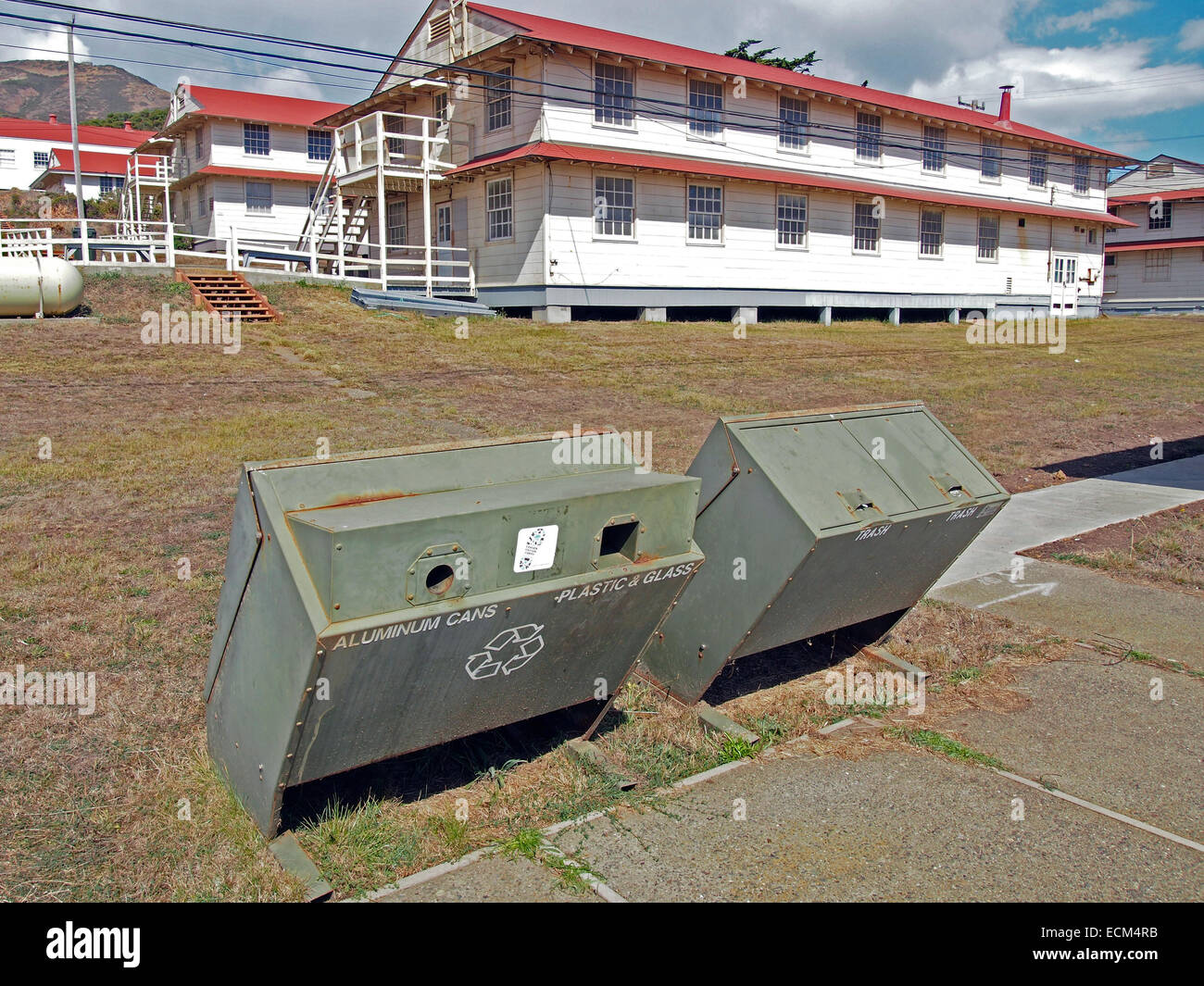 Contenedores de basura y reciclaje en Fort Cronkite Marin Foto de stock