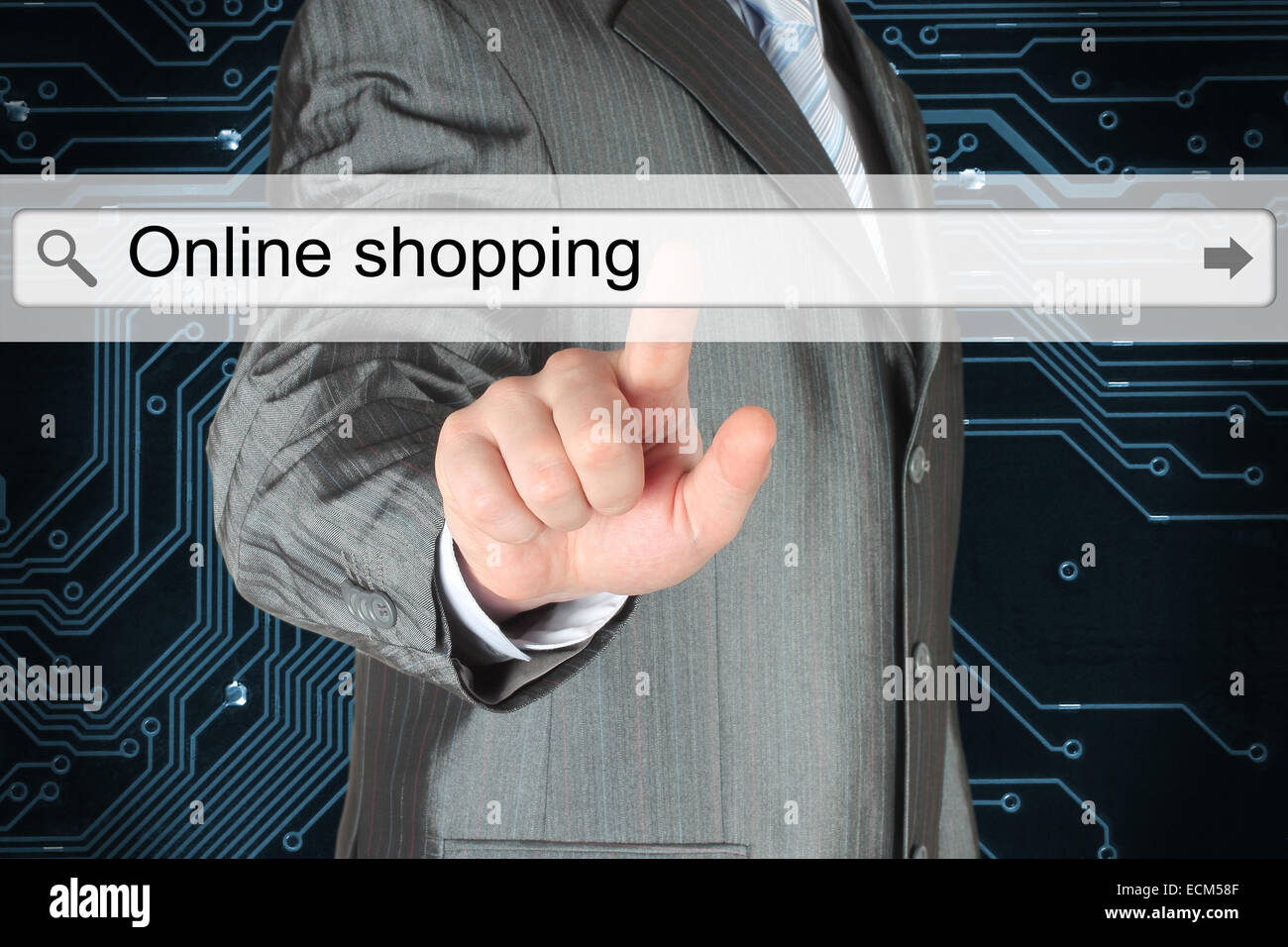 Empresario empujando la barra de búsqueda virtual con las compras online palabras sobre fondo digital Foto de stock