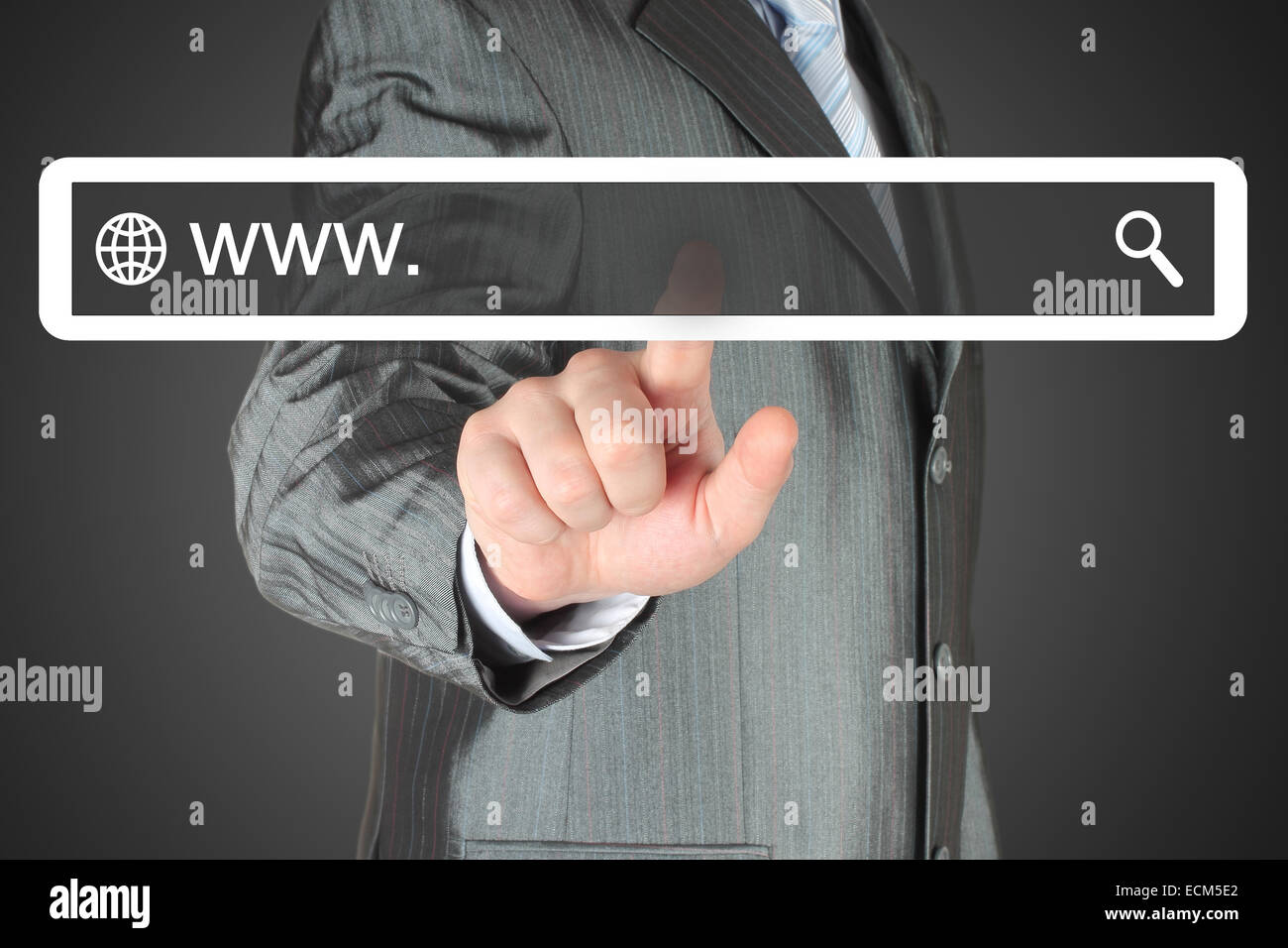 Empresario empujando la barra de búsqueda virtual sobre fondo negro, el concepto de internet Foto de stock