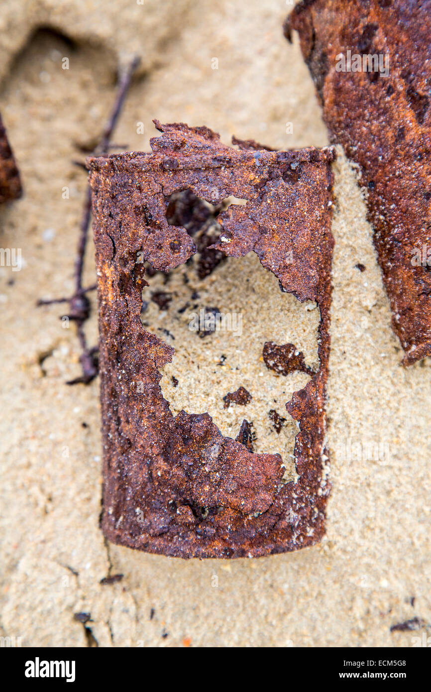 Rusty, viejas latas en una playa de arena fina, Foto de stock