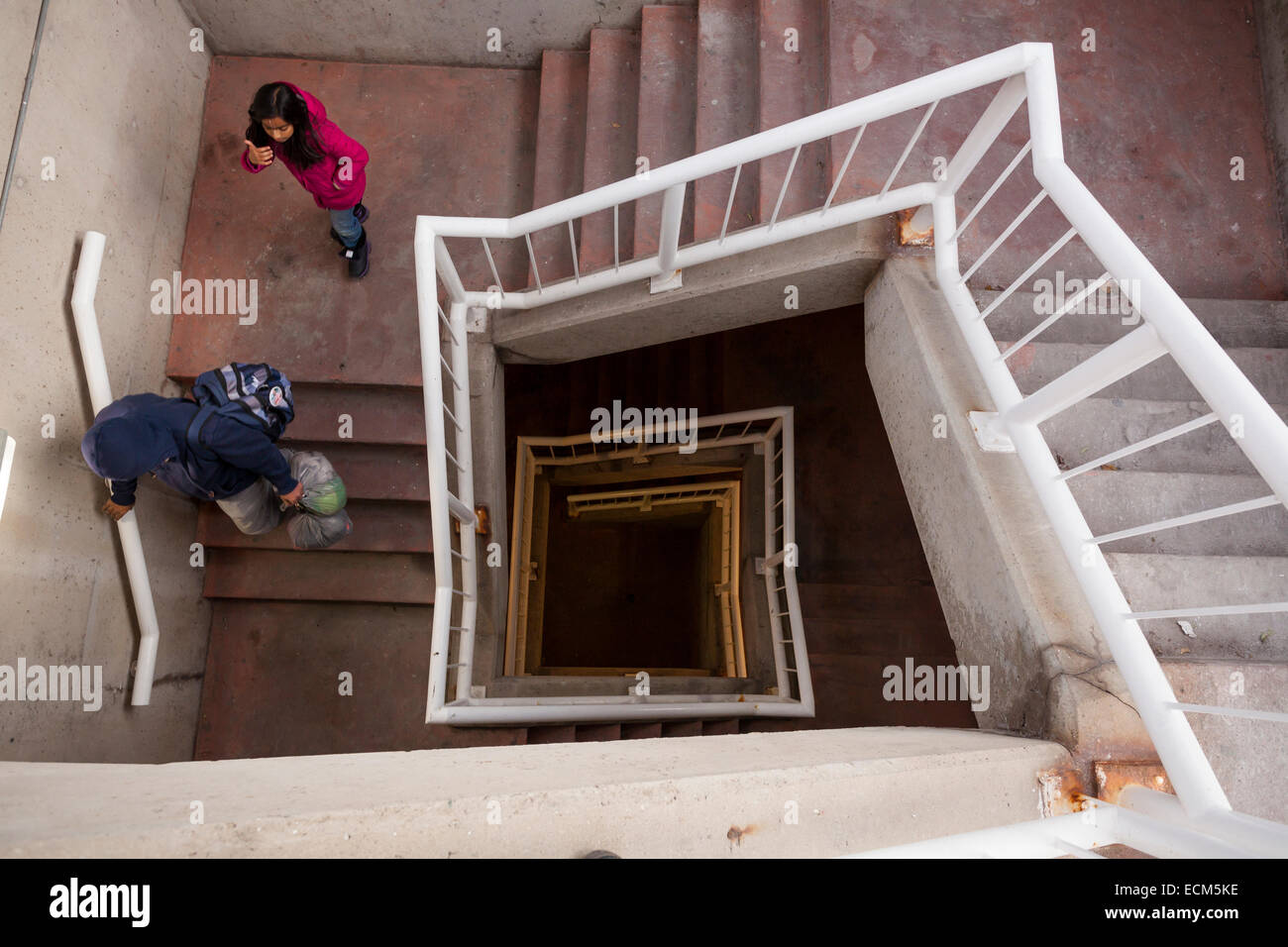 Dos personas bajando una escalera en el centro de la ciudad de Brampton, Ontario, Canadá. Foto de stock