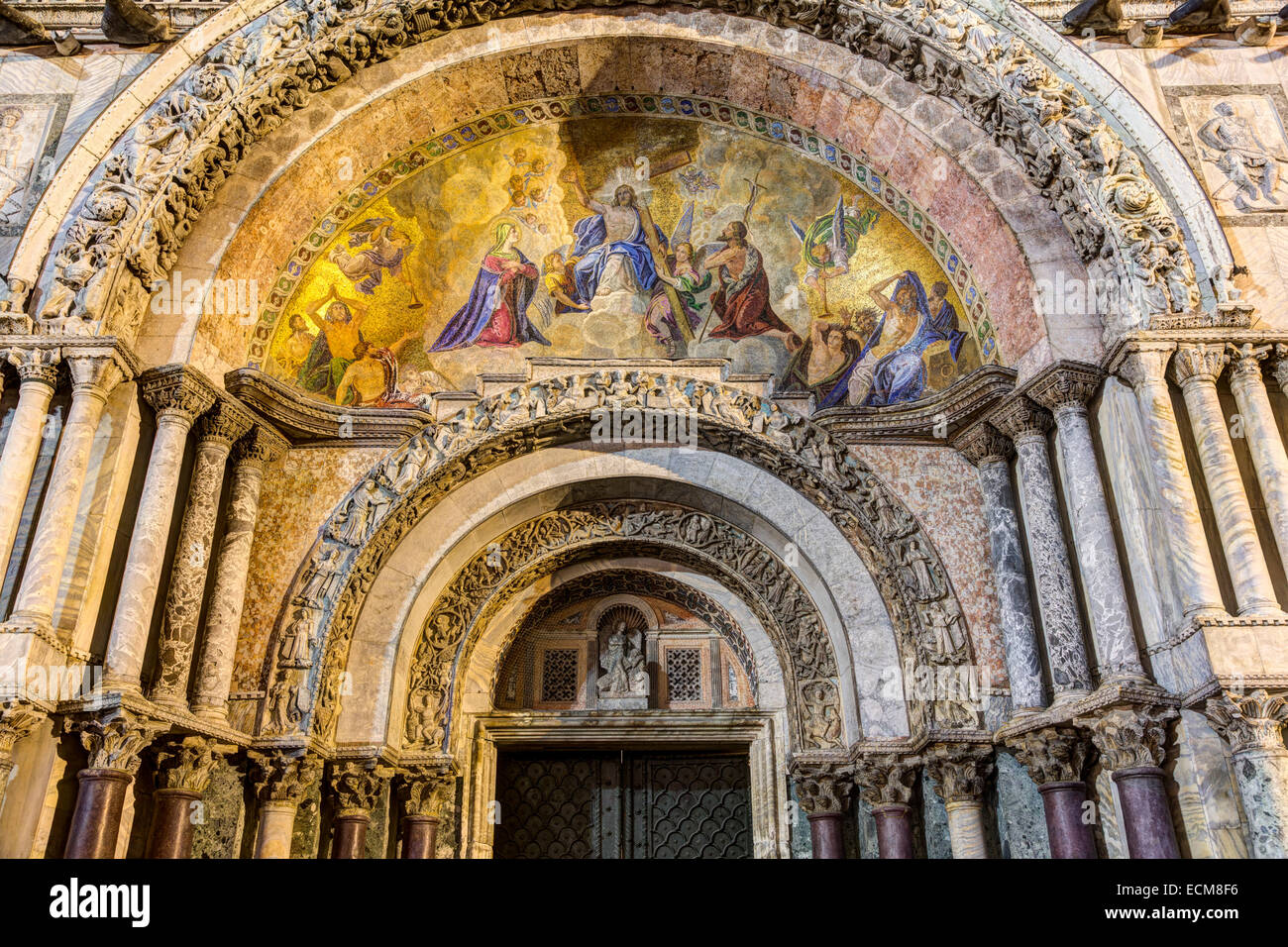 En la entrada de la puerta de la fachada, la Basílica de San Marcos, en Venecia, Italia Foto de stock