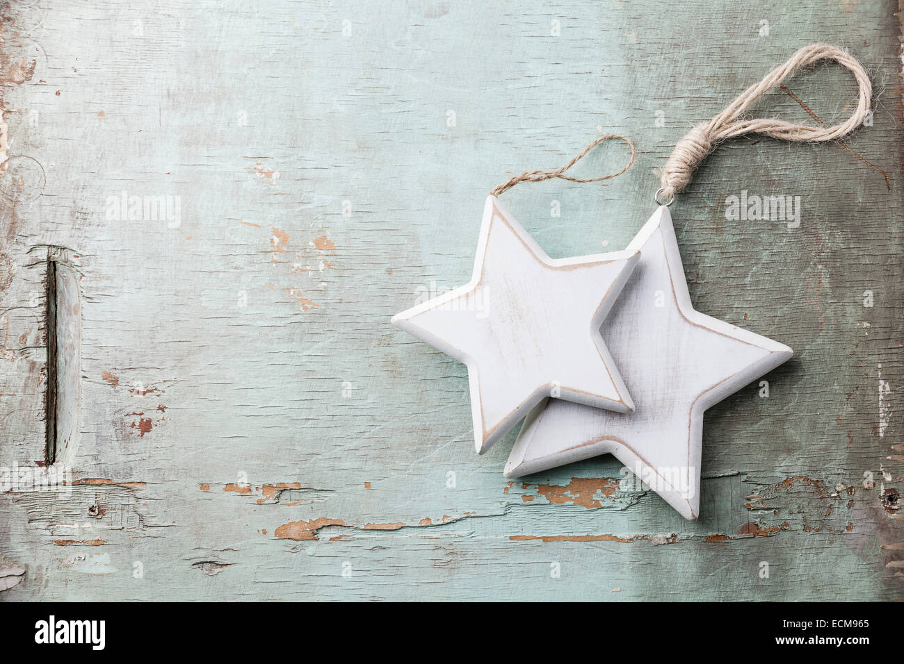 Adornos navideños de madera estrellas sobre fondo de textura azul Foto de stock