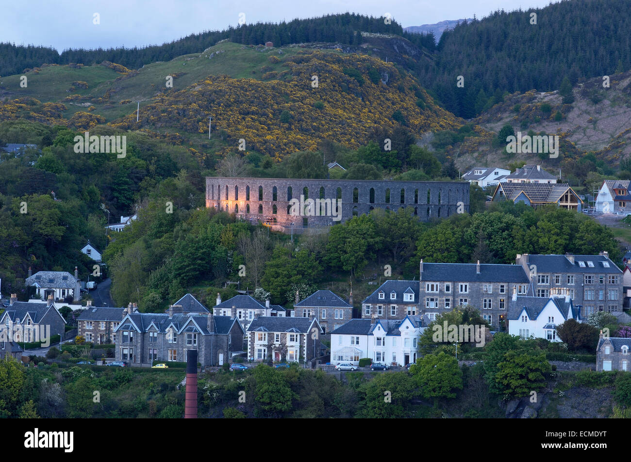 Al atardecer, la torre McCaigs Oban, West Highlands, Argyll and Bute, en Escocia, Reino Unido, Europa Foto de stock