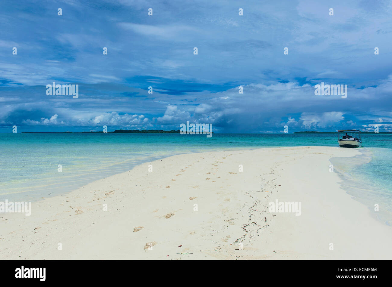 Franja de arena durante la marea baja, Islas Rocosas, Palau Foto de stock