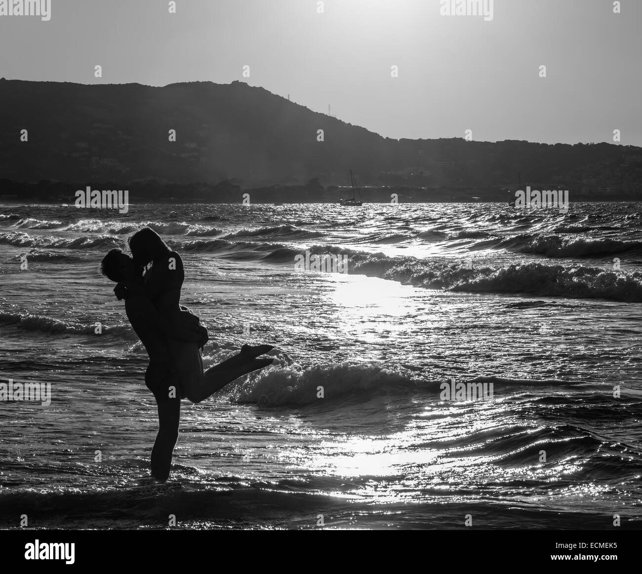 Joven pareja besándose en la playa Imágenes de stock en blanco y negro - Alamy Joven pareja besándose en la playa Imágenes de stock en blanco y negro - Alamy