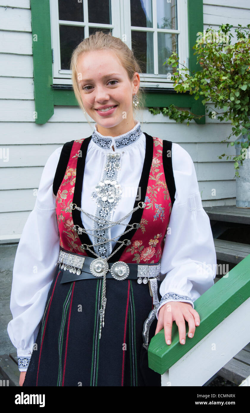 Laerdal Noruega joven mujer de 18 años en el tradicional traje folklórico  Bunard en las escaleras de la casa blanca ropa de vestir MR-5 Fotografía de  stock - Alamy