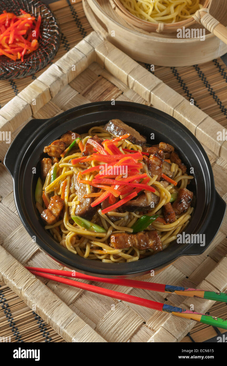 Yakisoba. Fideos fritos. La comida japonesa Foto de stock