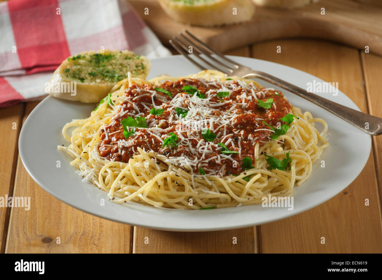 Los espaguetis a la boloñesa con pan de ajo. Plato de pasta italiana. Foto de stock