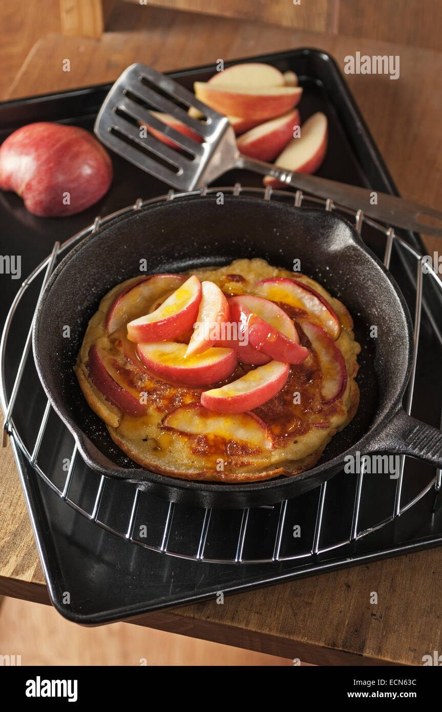 Los panqueques de manzana. Apple griddle cakes. Postre de frutas Foto de stock