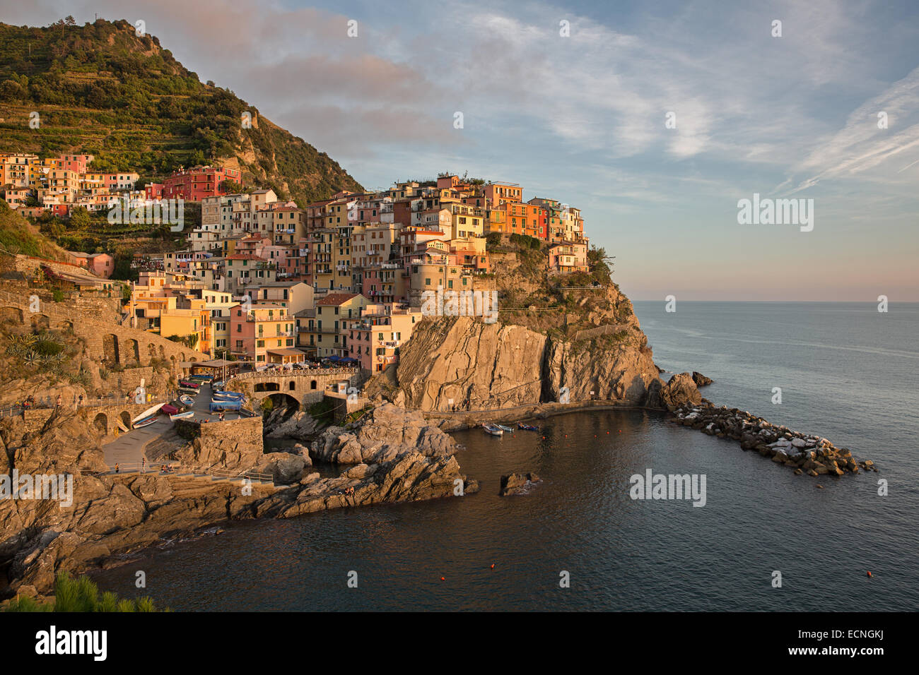 La ciudad de Manarola en Cinque Terre, Italia Foto de stock