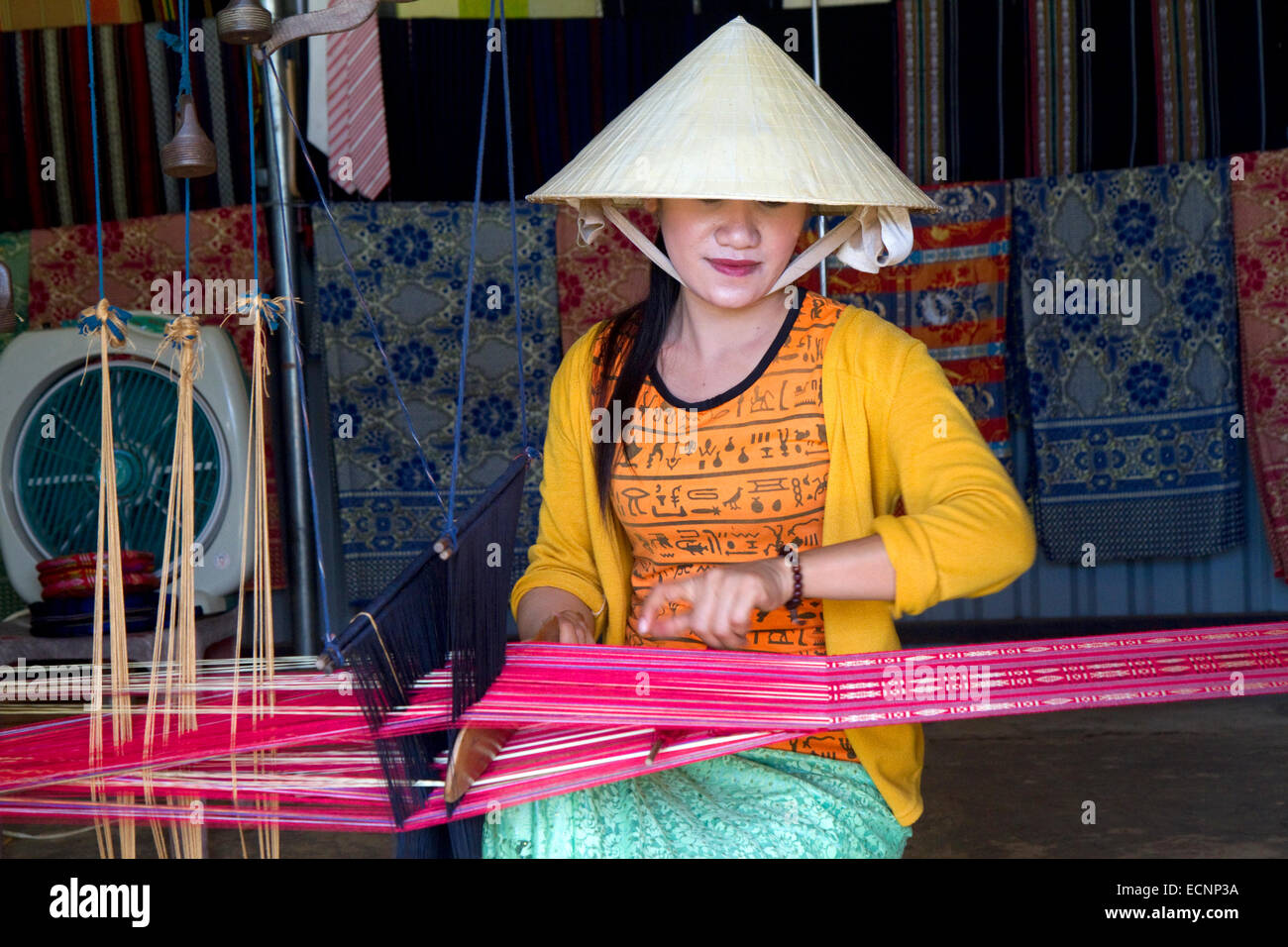 Mujer Vietnamita de tejido en telar de seda cerca Da Lat, Vietnam. Foto de stock
