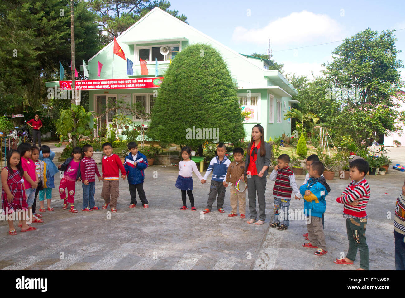 Los jóvenes estudiantes afuera en una escuela elemental en Da Lat, Vietnam. Foto de stock