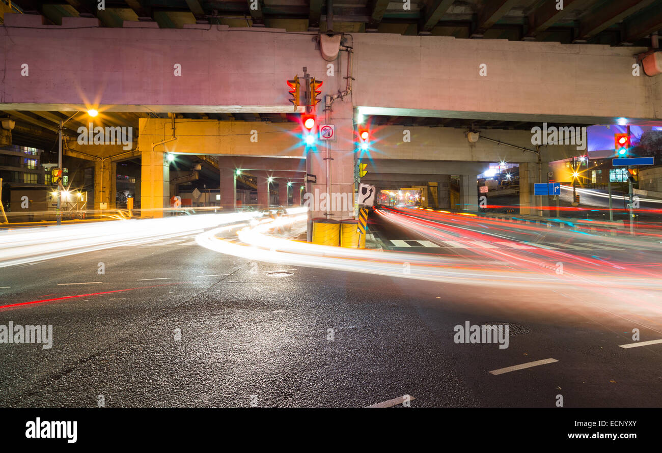 El tráfico en un paso subterráneo en Toronto por la noche Foto de stock
