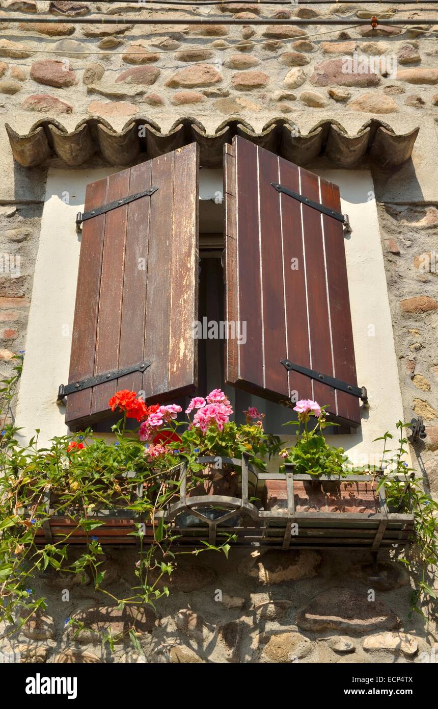 Vintage ventanas con contraventanas de madera y flores en maceta Borguetto,  un encantador pueblo de Italia Fotografía de stock - Alamy