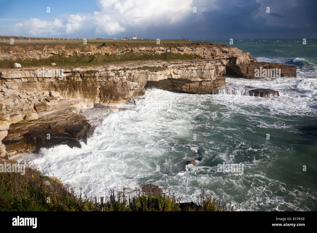 Costas rocosas y mares ásperos en Portland Bill, Dorset, Inglaterra, Reino Unido Foto de stock