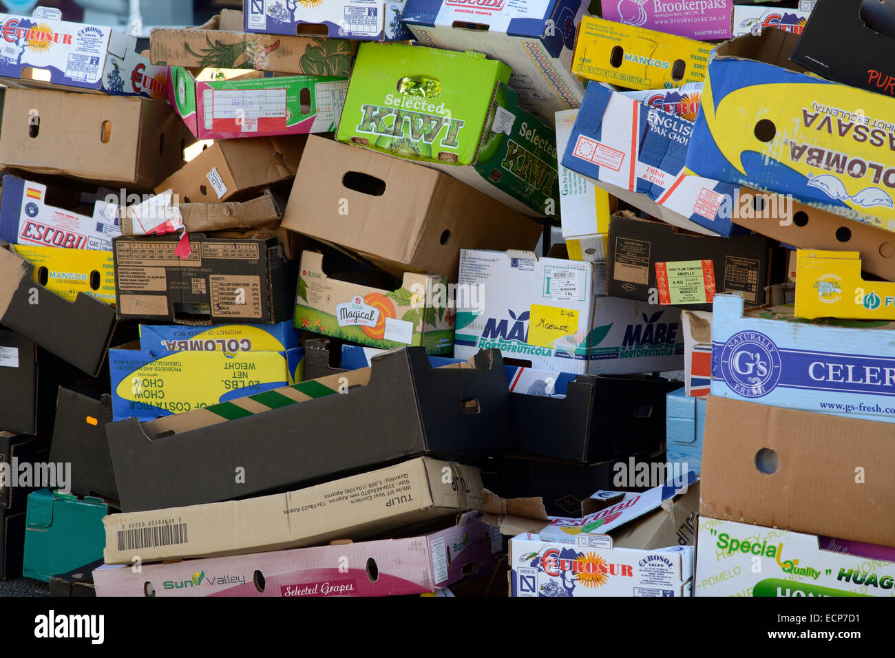 Cartón cajas apiladas de frutas y verduras en el mercado cala Fotografía de  stock - Alamy