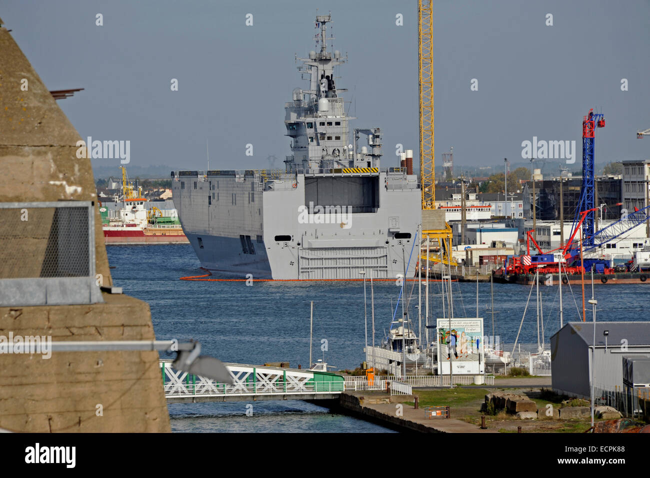 Clase Mistral Vladivostok de Rusia,landing helicopter dock,LHD,en el puerto de Saint-Nazaire,Loire-Atlantique,Francia Foto de stock