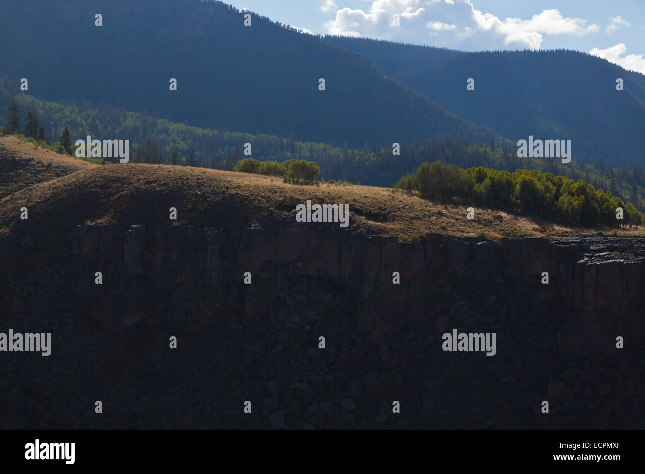 Vista desde el norte de Clear Creek Gorge y las Montañas San Juan: Sur de Colorado Foto de stock