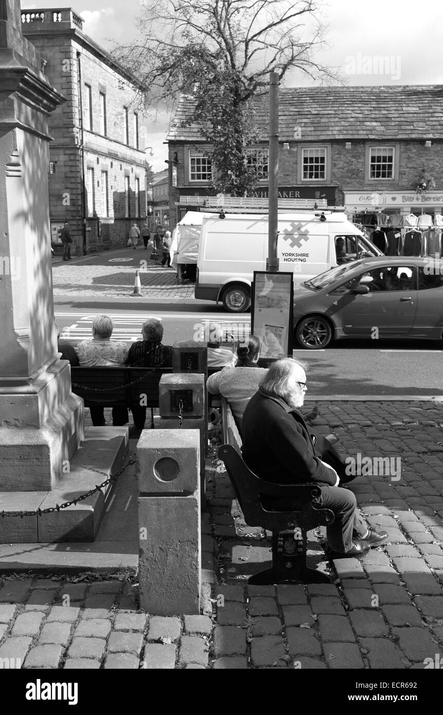 Esperando en una parada de autobús en Skipton Foto de stock