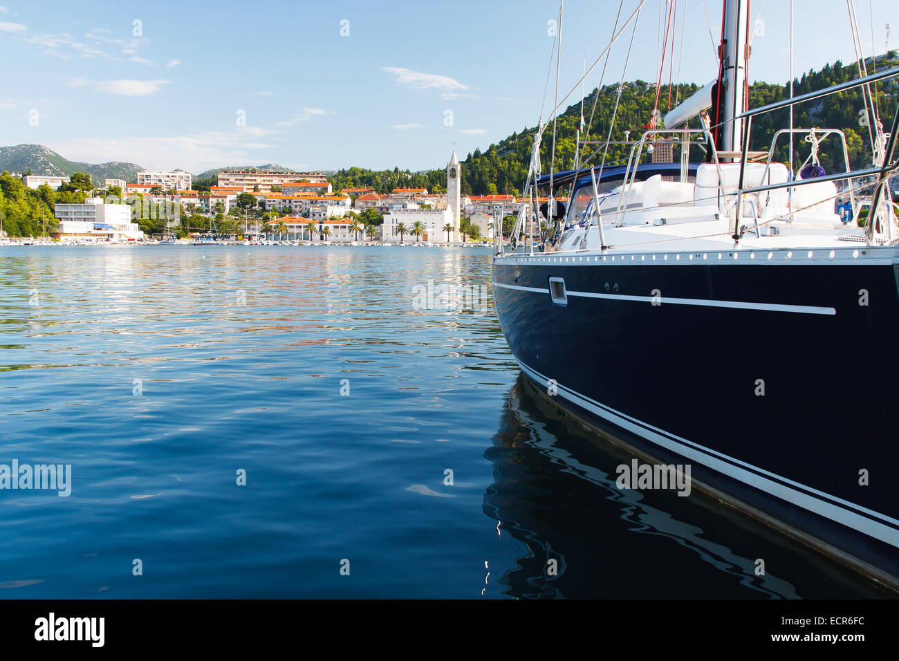 Marina y puerto en la costa del Adriático en Ploce Foto de stock