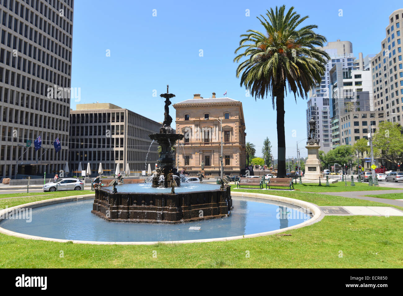 Fuente en lugar del Tesoro cerca de Melbourne, el centro de la ciudad y adyacente a las oficinas del gobierno local. Foto de stock