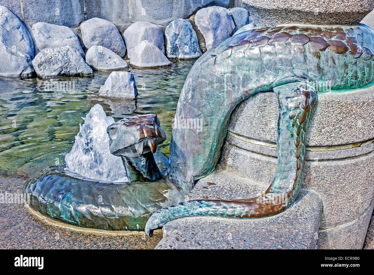 Serpiente en la Fuente Gefion Copenhague Dinamarca Foto de stock