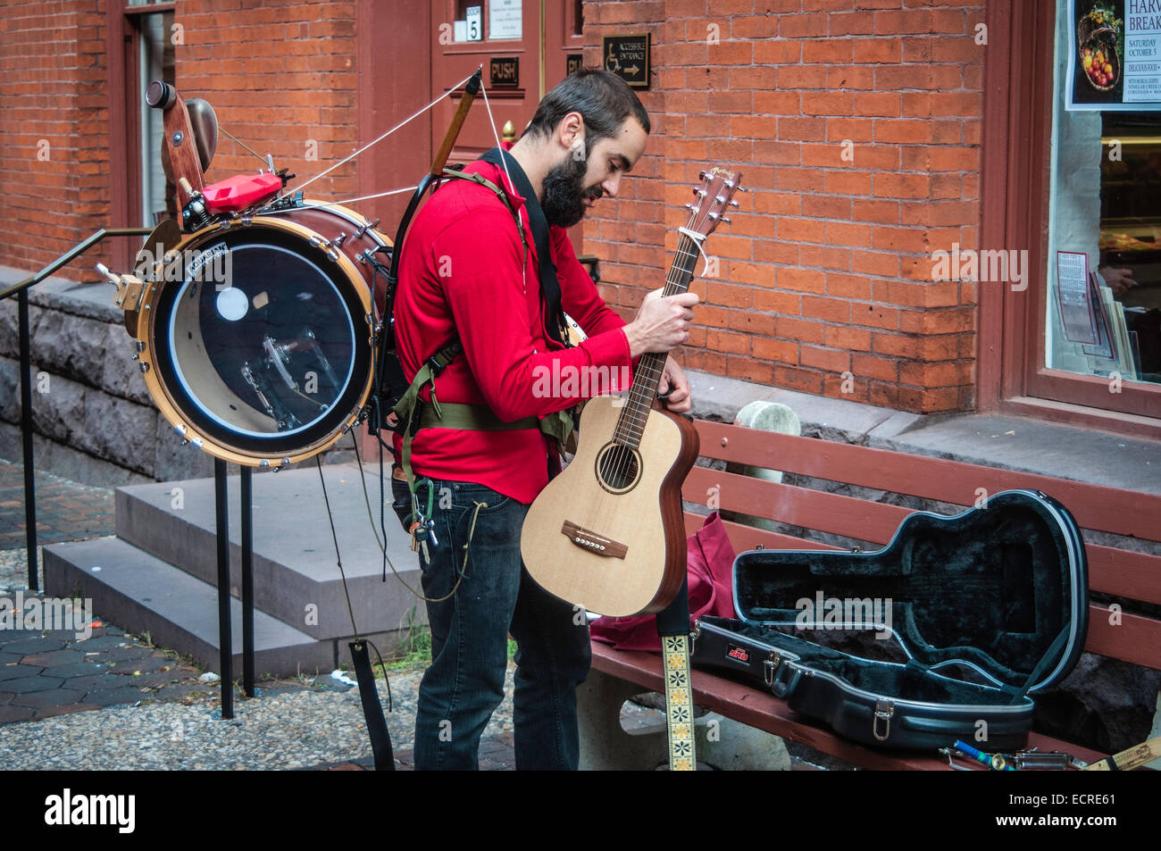 Un hombre de banda, músico callejero, calle músico, fuera de Lancaster, PA farmers market jugando para obtener sugerencias. Foto de stock