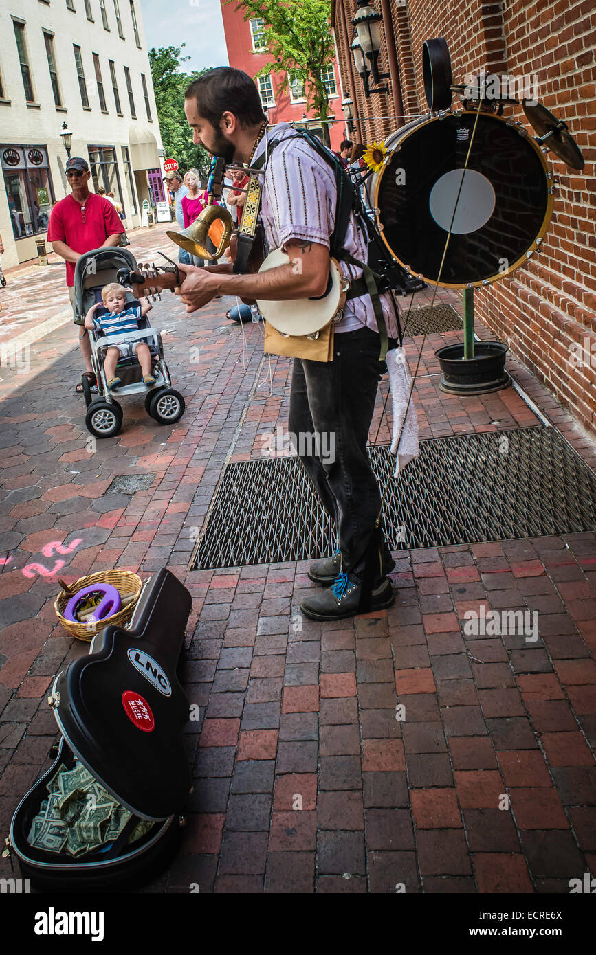 Un hombre de banda, músico callejero, calle músico, fuera de Lancaster, PA farmers market jugando para obtener sugerencias. Foto de stock