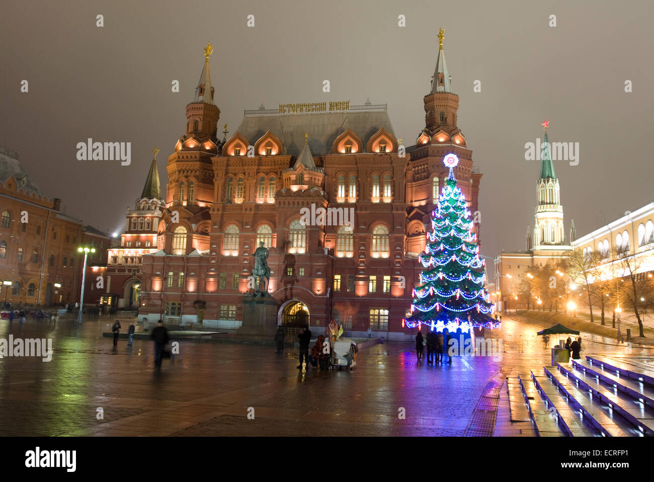 Moscú, Rusia - Diciembre 14, 2012: Navidad - Año Nuevo árbol en Manezhnaya square, el Museo Histórico y el Kremlin fortaleza arou Foto de stock