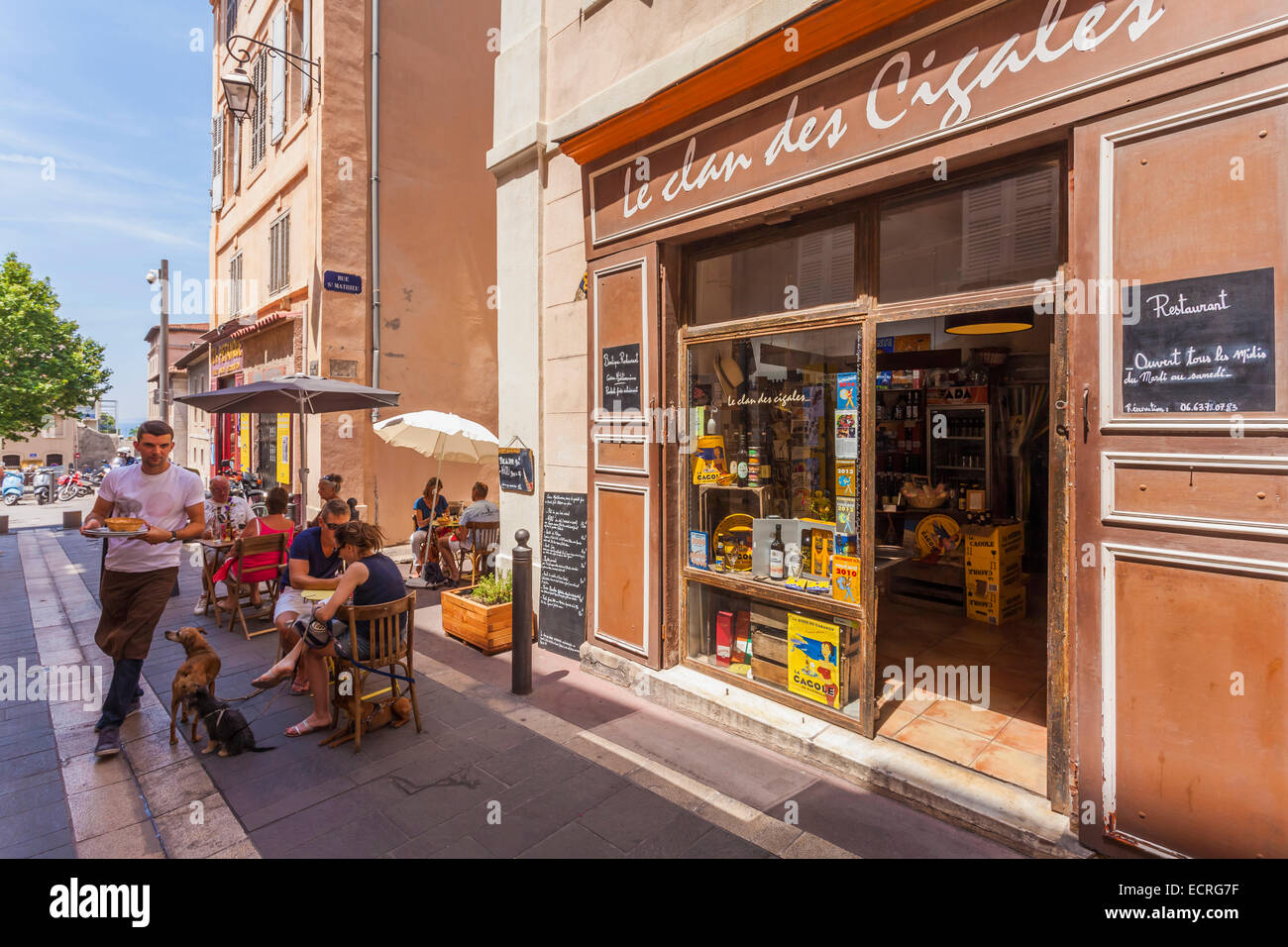 El restaurante Le Clan Des Cigales, RUE DU PETIT PUITS, Le Panier, Old Town, Marsella, Provenza, Francia Foto de stock