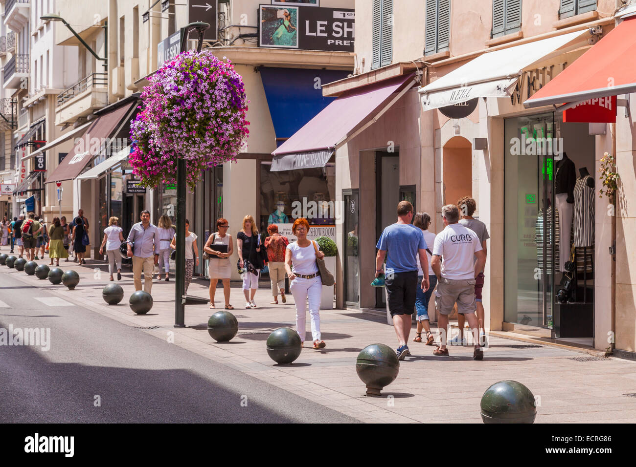 Tiendas, gente de compras, rue d'Antibes, la calle de tiendas, Cannes, COTE D'Azur, Provenza, Francia Foto de stock