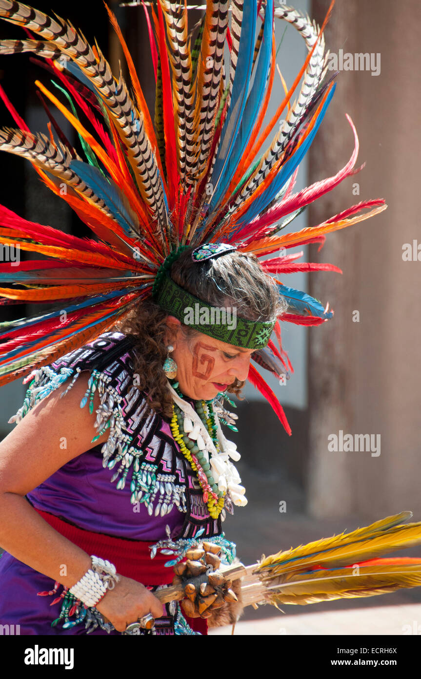 Los Indios Americanos Nativos visten trajes de plumas Fotografía de stock -  Alamy