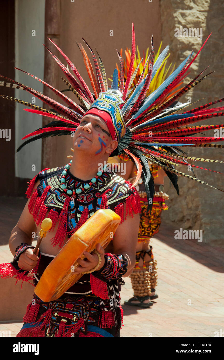 Los Indios Americanos Nativos visten trajes de plumas Fotografía de stock -  Alamy