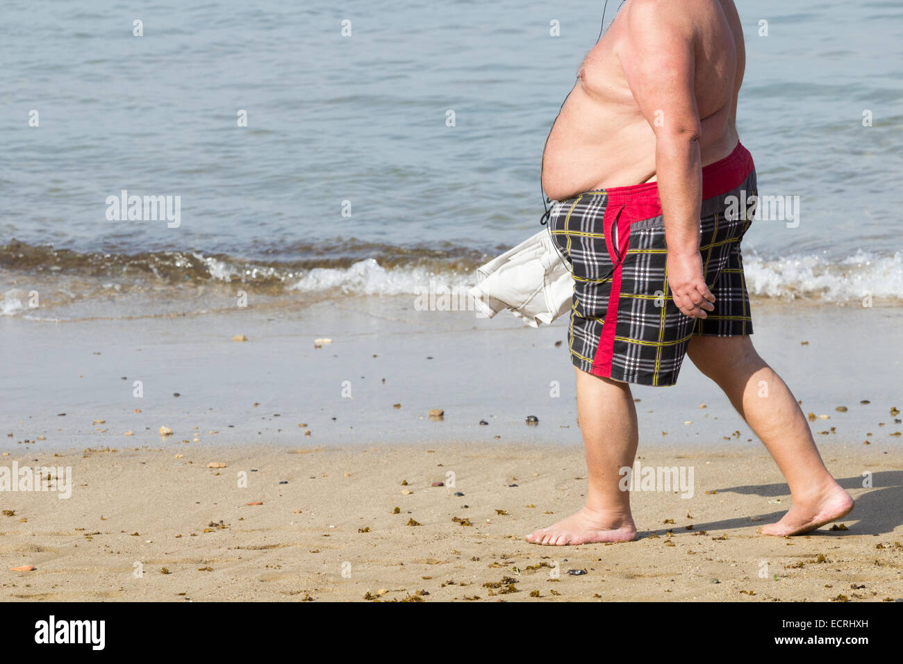 Hombre gordo en la playa fotografías e imágenes de alta resolución - Alamy