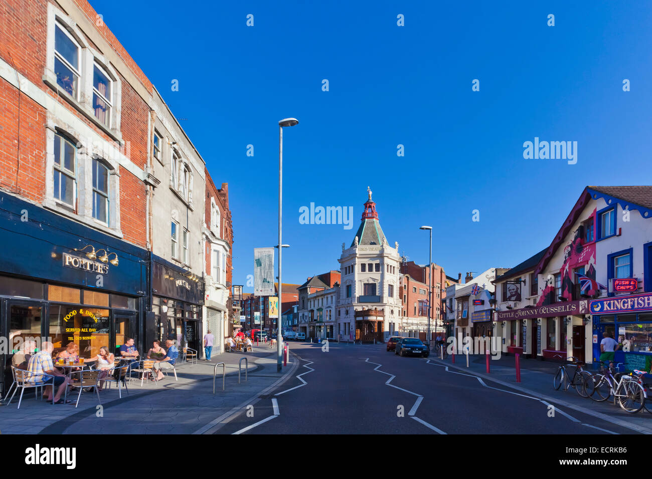 Tiendas y pubs en Albert Road, SOUTHSEA TRIMESTRE, Portsmouth, Hampshire, Inglaterra, Gran Bretaña Foto de stock